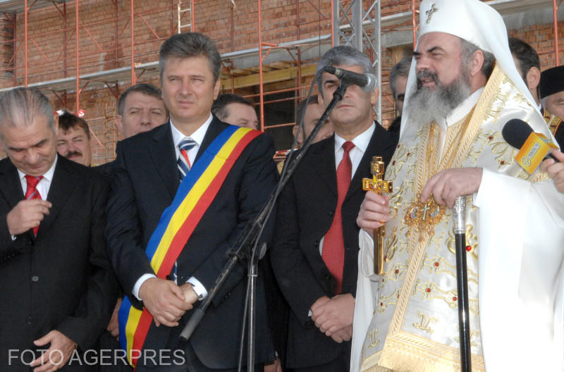 Patriarhul Daniel a oficiat o slujba de sfințire a paraclisului viitoarei Catedrale Sfânta Parescheva din Voluntari alături de Florentin Pandele, în 2008, Foto: AGERPRES