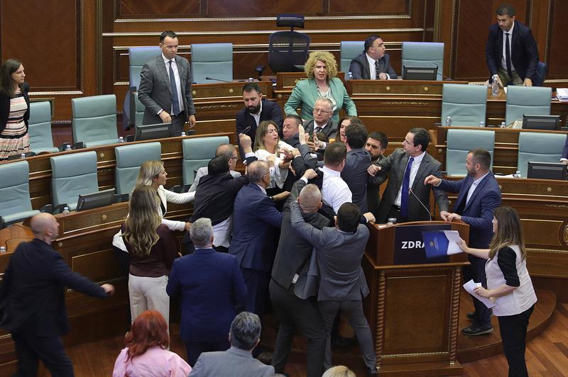 Bataie in parlamentul kosovar, Foto: AFP / AFP / Profimedia