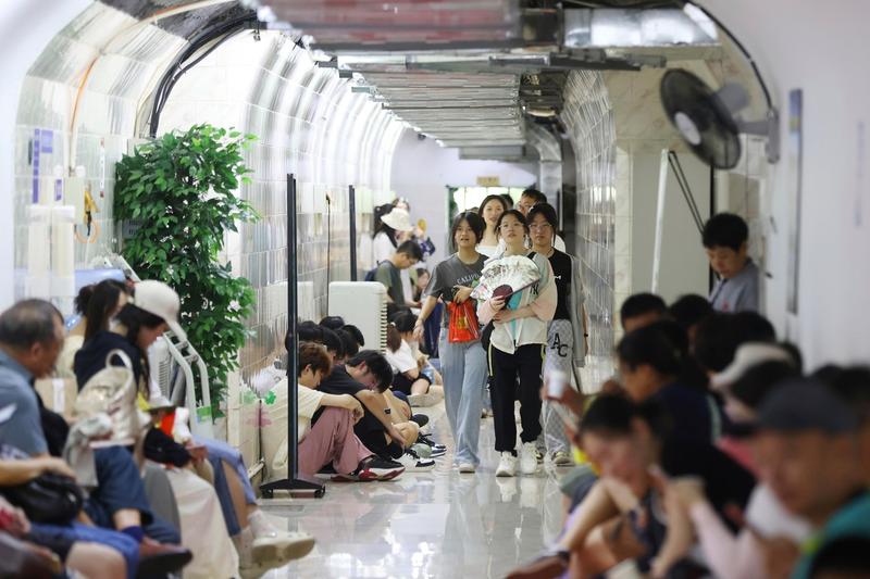 Locuitorii scapă de căldura verii la adăpostul antiaerian din orașul Nanjing, provincia Jiangsu din estul Chinei, Foto: Yang Bo / AP / Profimedia