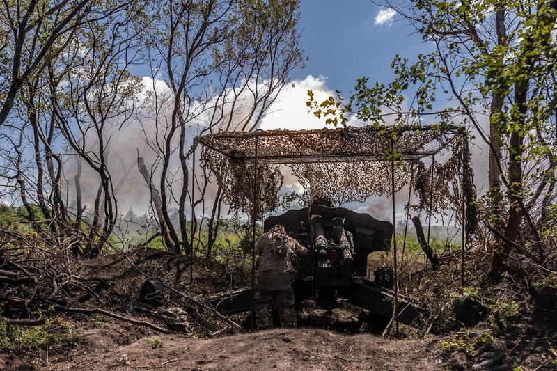 Soldați ucraineni din brigada 56 trag cu artileria în direcția Bahmut, Foto: Diego Herrera Carcedo / AFP / Profimedia