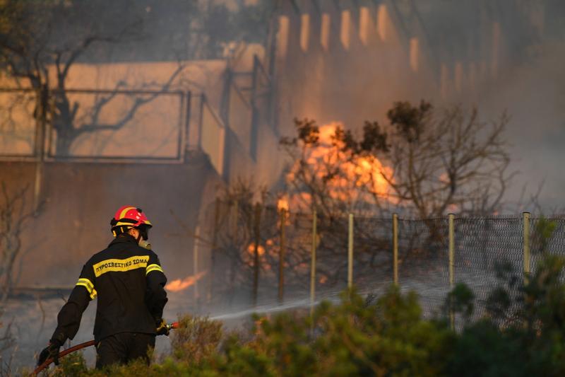 Pompier ajută la stingerea incendiilor din Grecia, Foto: AA/ABACA / Abaca Press / Profimedia