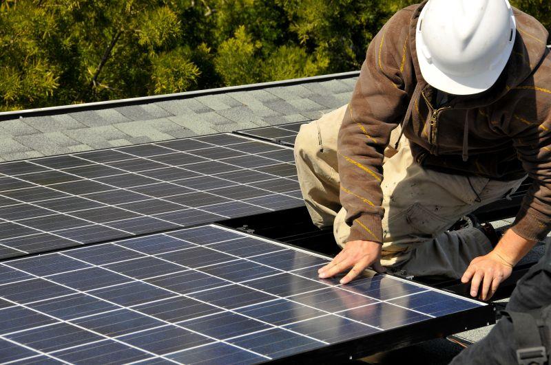 Instalator panouri fotovoltaice, Foto: Anthonyata / Dreamstime.com