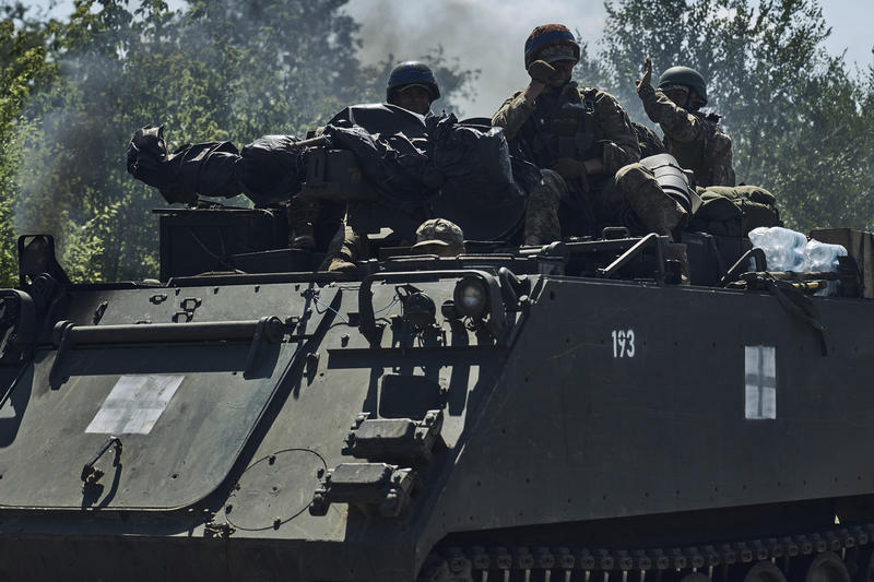 Soldați ucraineni pe un transportor blindat M113 de fabricație americană, Foto: LIBKOS / AP / Profimedia