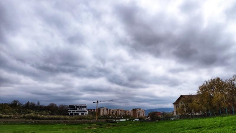 Nori de furtună într-un oraș din România, Foto: Shutterstock