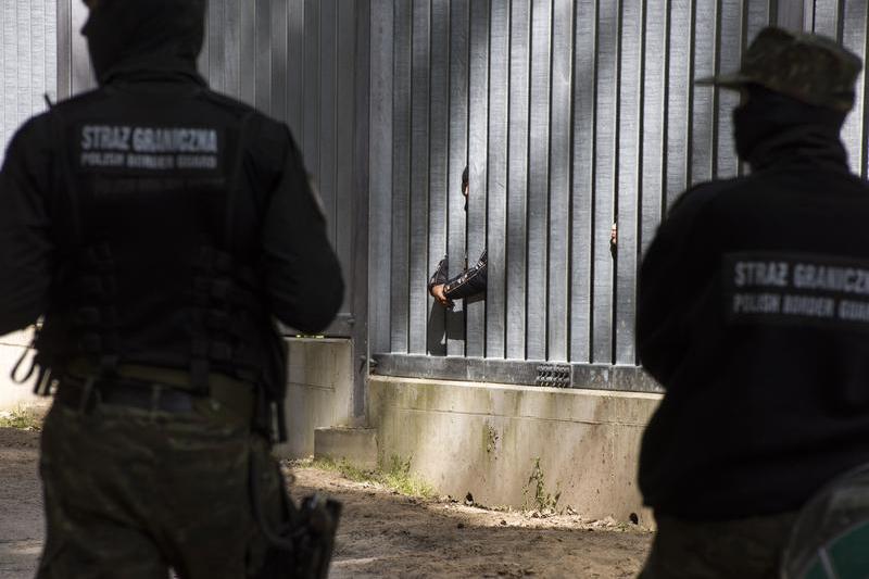 Polițiști de frontieră polonezi lângă gardul de pe granița cu Belarus, Foto: Attila Husejnow/SOPA Images / Shutterstock Editorial / Profimedia images