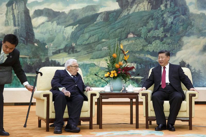 Henry Kissinger alaturi de Xi Jinping in timpul unei vizite in China din 2019, Foto: Thomas Peter / AP / Profimedia