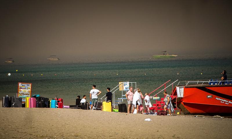 turisti evacuati de pe insula Rodos din cauza incendiului de vegetatie, Foto: Argyris Mantikos / AP / Profimedia