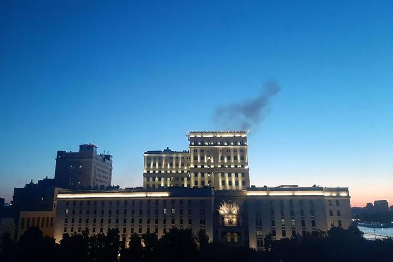 Fum după un presupus atac cu drone în apropiere de Ministerul Apărării din Moscova, Foto: east2west news / WillWest News / Profimedia