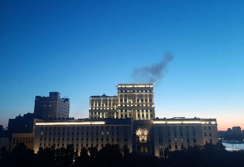 Fum după un presupus atac cu drone în apropiere de Ministerul Apărării din Moscova, Foto: east2west news / WillWest News / Profimedia