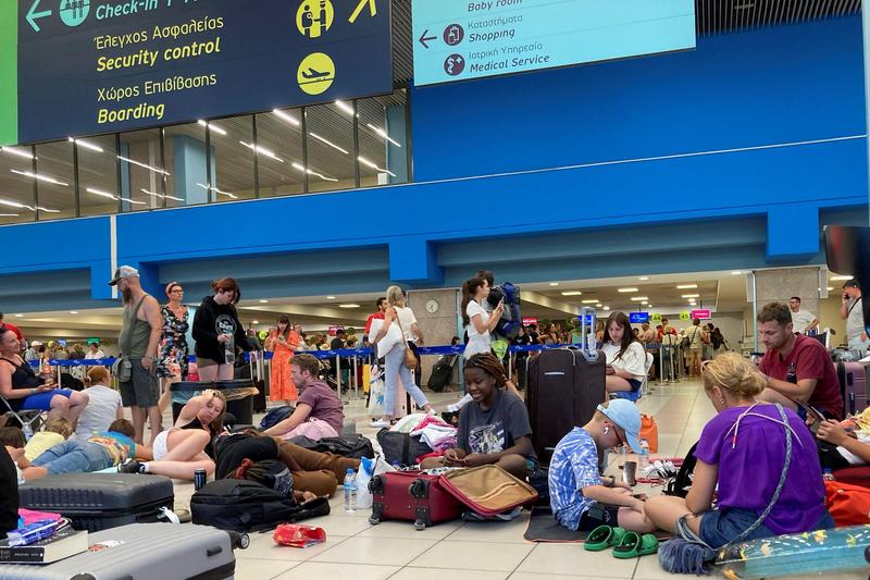 Turisti intr-un aeroport din Grecia, Foto: Will Vassilopoulos / AFP / Profimedia Images