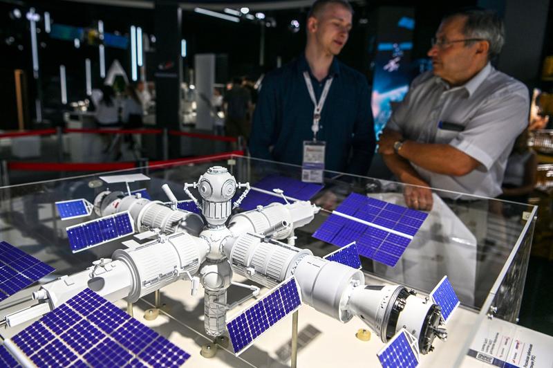 Model al ROSS, statia spatiala pe care Rusia vrea sa o construiasca, Foto: Natalia KOLESNIKOVA / AFP / Profimedia