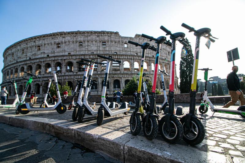 Trotinete electrice parcate in fata Colosseumului din Roma, Foto: Amer Ghazzal / Alamy / Alamy / Profimedia