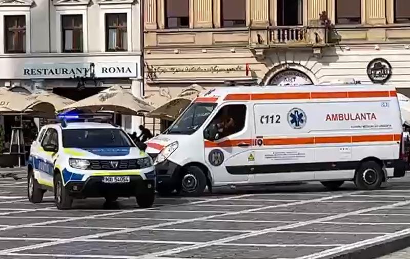 Politia si ambulanta în Piața Sfatului, Foto: Captura video