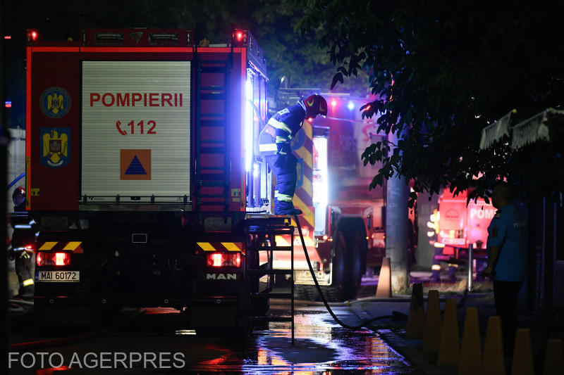 Intervenție a pompierilor pentru stingerea unui incendiu, Foto: Agerpres