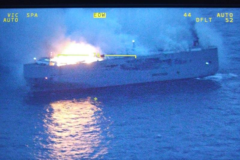 O navă care transporta mașini a luat foc după izbucnirea unui incendiu la un autoturism electric, Foto: Handout / AFP / Profimedia