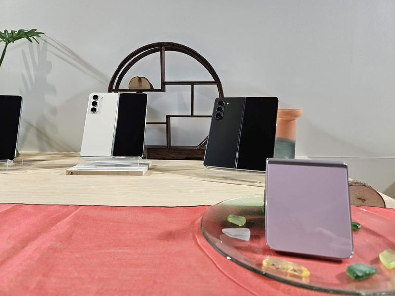 Samsung Galaxy Z Flip5 si Z Fold5, Foto: Vlad Barza / HotNews.ro