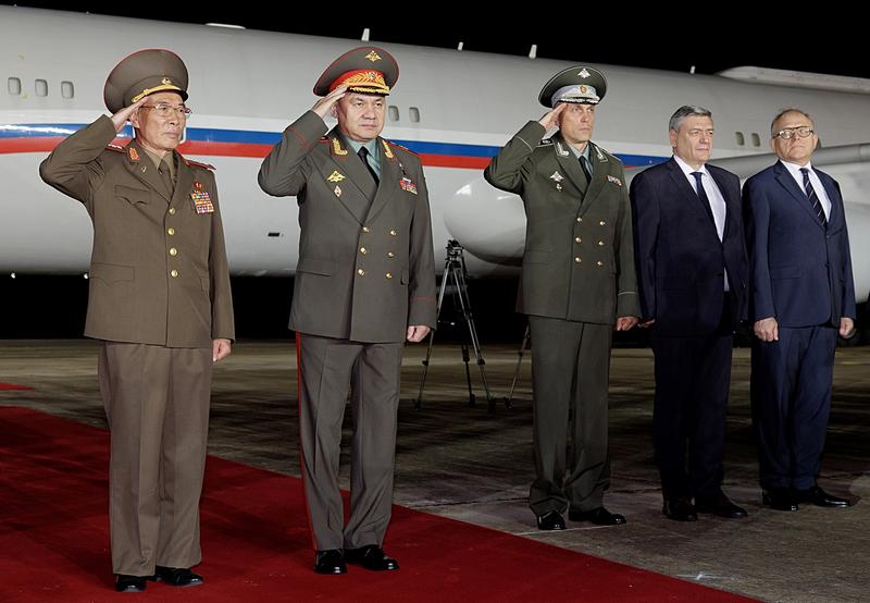 Ministrul rus al Apărării, Serghei Șoigu, a fost primit la Phenian de omologul său nord-coreean Kang Sun Nam, Foto: - / Sputnik / Profimedia