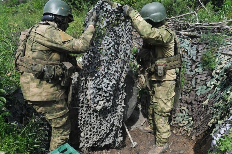 Militarii ruși din Armata acoperă un mortier cu o plasă de camuflaj după ce au tras asupra pozițiilor ucrainene în direcția orașului Svatove, Foto: RIA Novosti / Sputnik / Profimedia