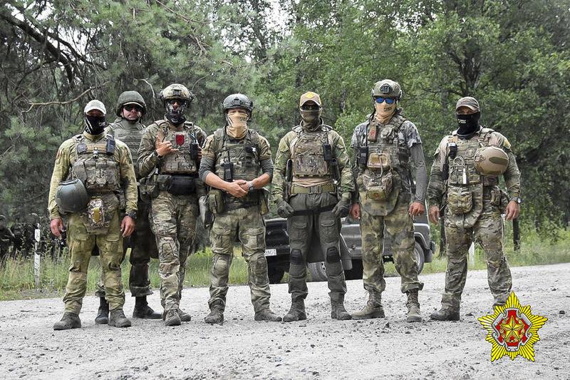 mercenari Wagner si soldati belarusi pozeaza impreuna in timpul exercitiilor militare, Foto: Belarus' Defense Ministry / AP / Profimedia