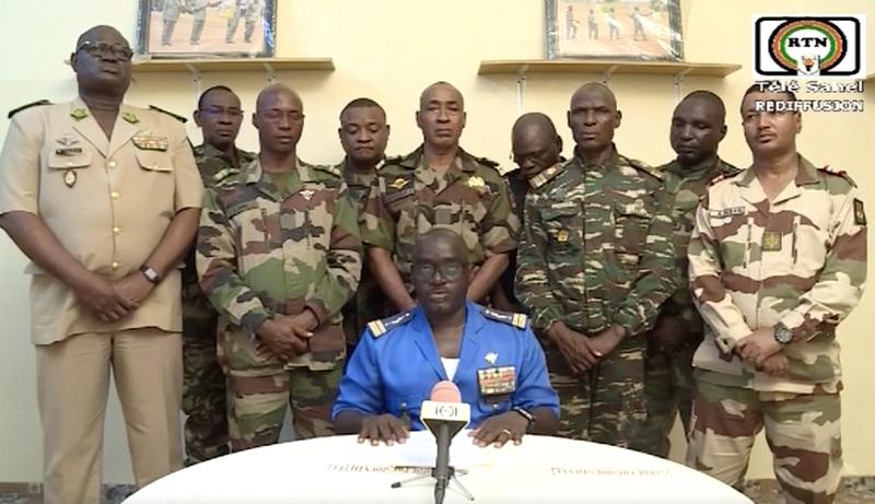 Colonelul-maiorul Amadou Abdramane alaturi de ceilalti lideri ai rebeliunii militare, Foto: ORTN-Tele Sahel / AFP / Profimedia Images