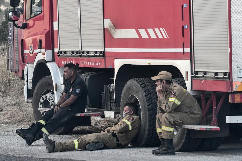 Pompierii greci se odihnesc după lupta cu flăcările în centrul țării, Foto: Sakis Mitrolidis / AFP / Profimedia Images