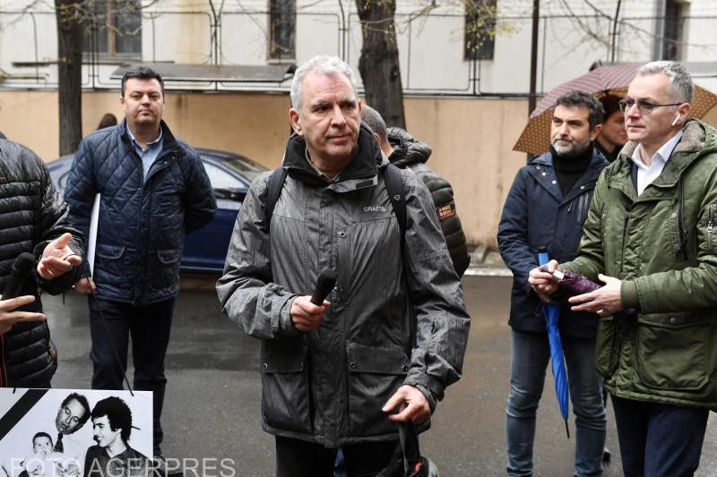 Andrei Ursu (centru) fiul disidentului Gheorghe Ursu, în fața ICCJ, Foto: AGERPRES