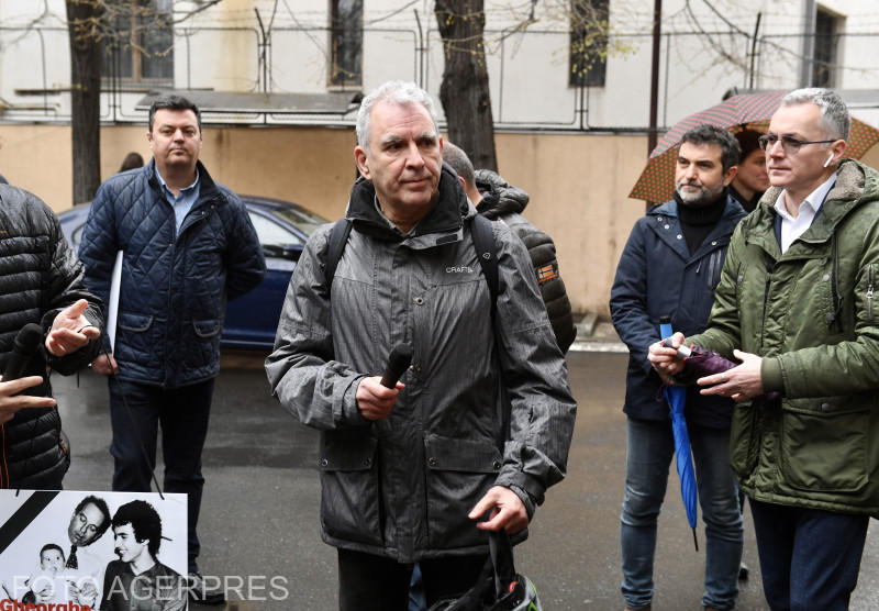 Andrei Ursu (centru) fiul disidentului Gheorghe Ursu, în fața ICCJ, Foto: AGERPRES