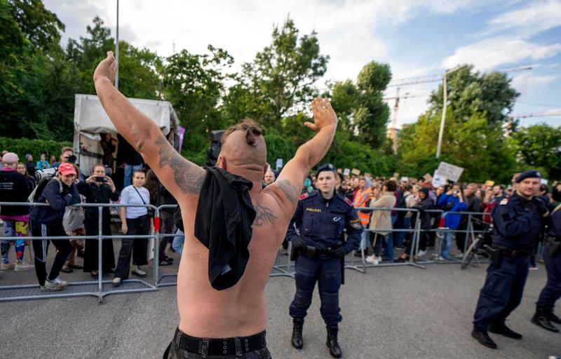 Fan al Rammstein fata in fata cu protestatarii, Foto: GEORG HOCHMUTH / AFP / Profimedia