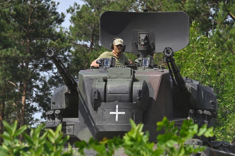 Un militar ucrainean se antrenează pe un Gepard în regiunea Kiev, Foto: Sergei SUPINSKY / AFP / Profimedia