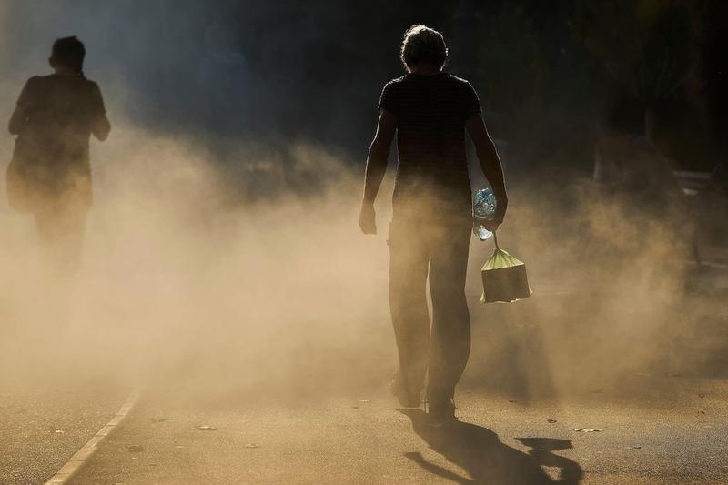 Un om duce o sticlă de apă prin canicula din București, Foto: Icv / Alamy / Profimedia Images