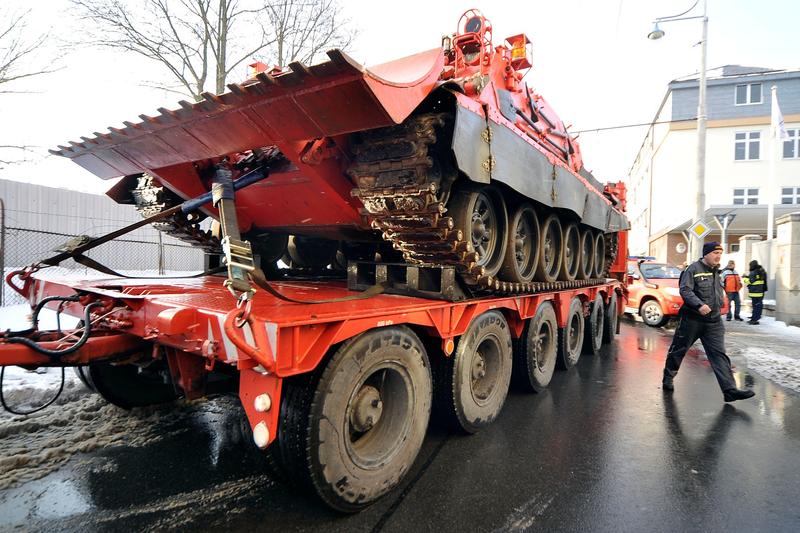 Un VT-72B folosit de pompierii cehi pe o platforma de transport, una dintre putinele imagini publice cu un vehicul de acest tip, Foto: Pavlicek Lubos / CTK / Profimedia Images