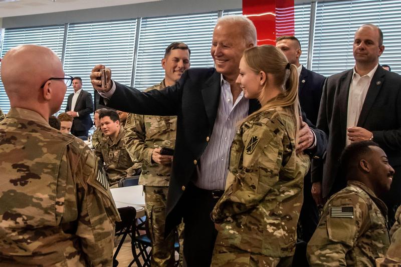 Joe Biden alaturi de militari americani, Foto: US Army Photo / Alamy / Profimedia Images