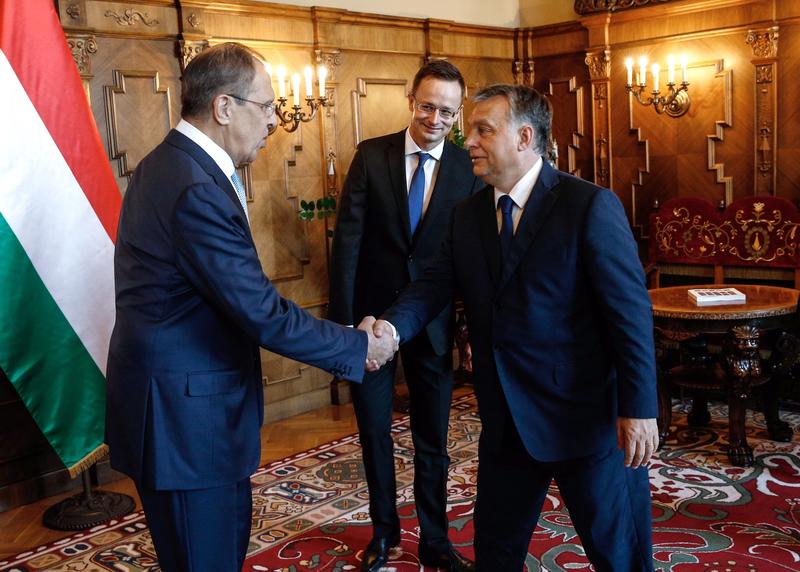 Viktor Orban alaturi de ministrul sau de externe, Peter Szijjarto, si seful diplomatiei ruse, Serghei Lavrov , Foto: Alexander Shcherbak / TASS / Profimedia Images