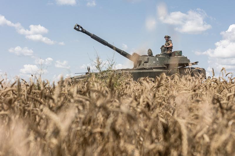 Soldat ucrainean pe un obuzier, Foto: AA/ABACA / Abaca Press / Profimedia