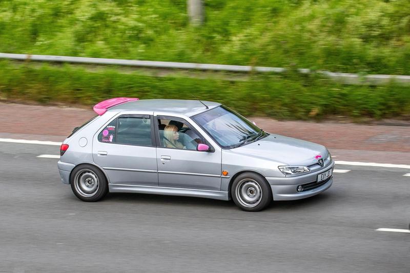 Sofer mergand la serviciu, Foto: ZarkePix / Alamy / Alamy / Profimedia