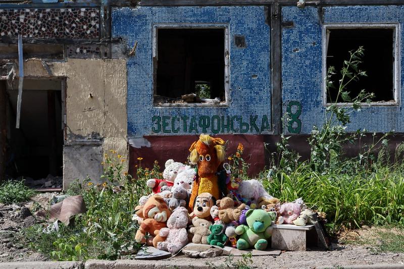 Război în Ucraina: Un memorial din jucării lângă un bloc distrus din Zaporojie, Foto: SOPA Images / Sipa Press / Profimedia