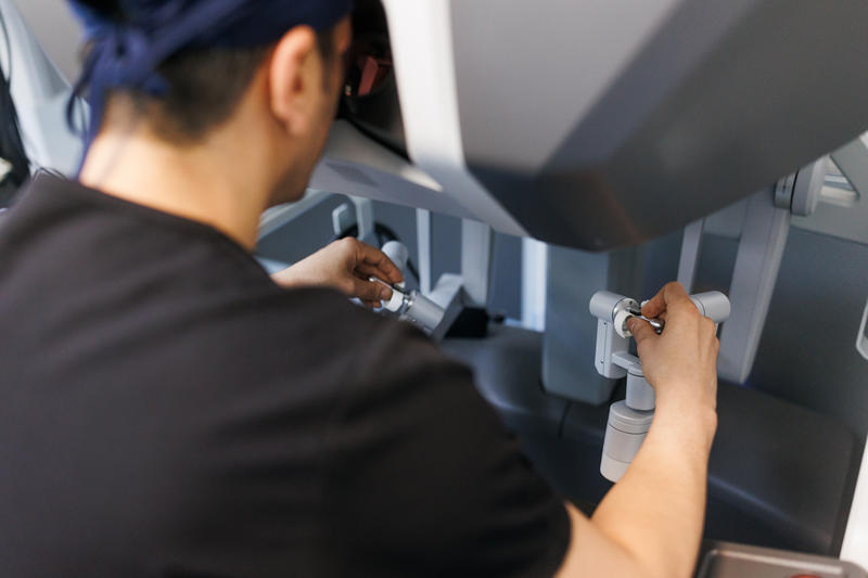 Dr. Gabriel Mitroi, operație robotică, Foto: MedLife