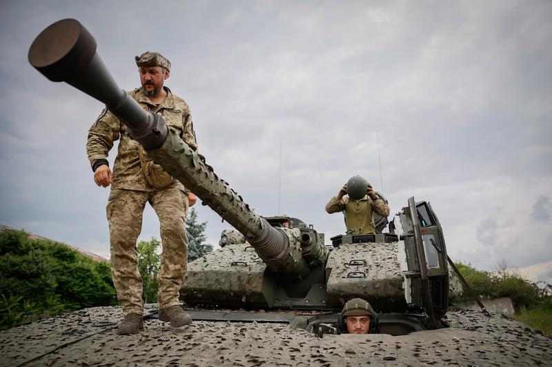 Echipajul ucrainean al unui blindat CV90, Foto: Roman Chop / AP / Profimedia