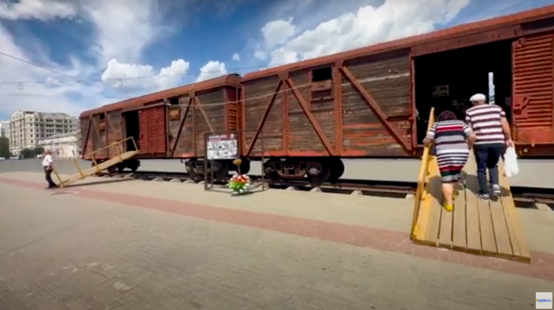 Cele 2 vagoane din centrul Chișinăului unde s-a organizat expoziția „Basarabeni în Gulag”, Foto: Oxana Bodnar/ HotNews.ro