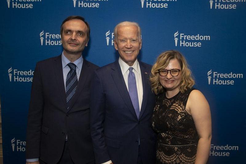 Elena Milașina alături de Joe Biden și Igor Kochetkov în 2018, Foto: TASOS KATOPODIS / Getty images / Profimedia
