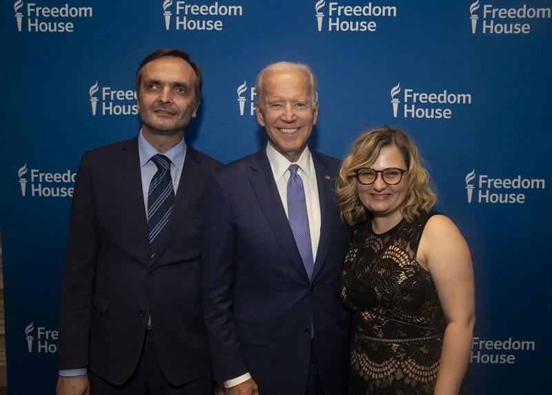 Elena Milașina alături de Joe Biden și Igor Kochetkov în 2018, Foto: TASOS KATOPODIS / Getty images / Profimedia