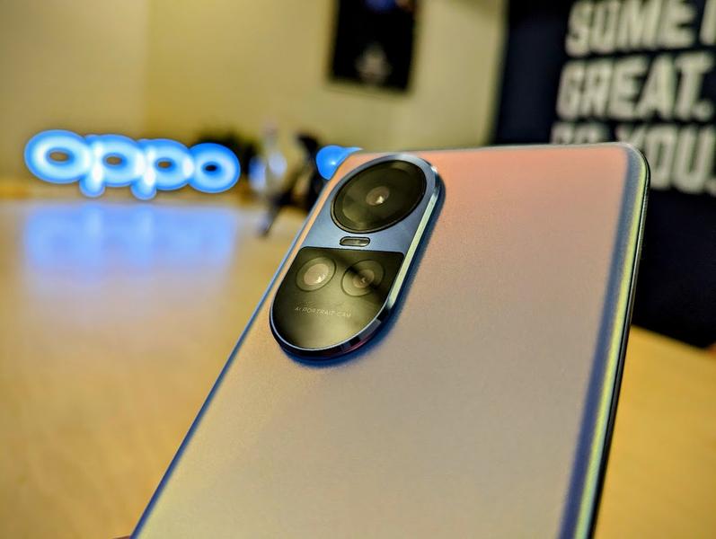 Telefon Oppo Reno 10, Foto: HotNews.ro / Victor Cozmei