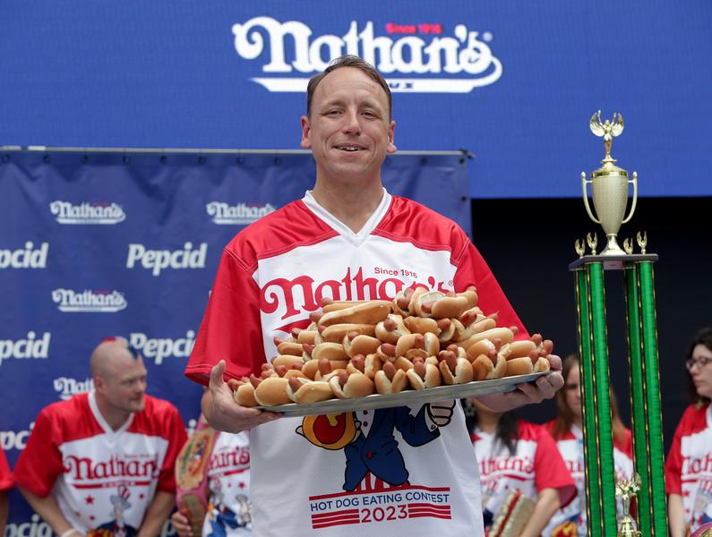 Joey Chestnut poate mânca zeci de hotdogi în 10 minute, Foto: Andrew Schwartz / SplashNews.com / Splash / Profimedia