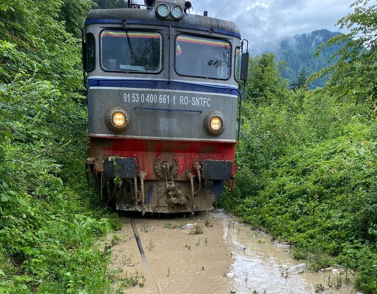 Tren blocat de apa si pietris, Foto: CFR Infrastructura