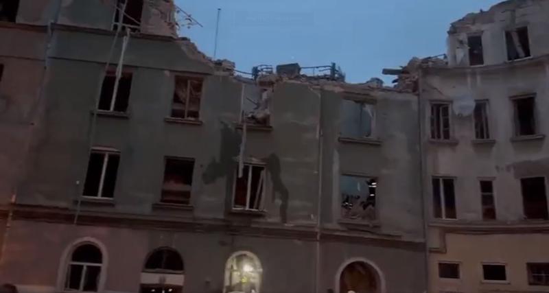 Bloc lovit de o rachetă rusească în Lviv, Foto: Captura Twitter
