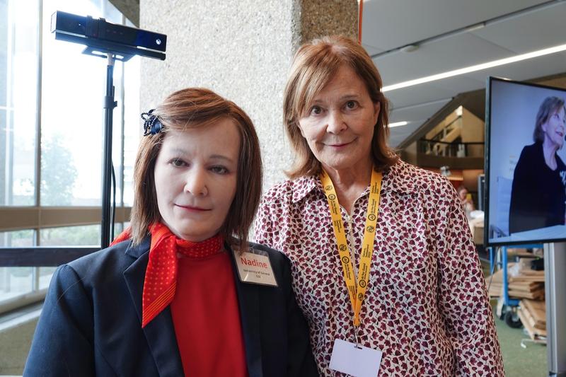 Robotul social Nadine dotat cu inteligență artificială alături de profesoarea Nadia Thalmann, Foto: Christiane Oelrich / DPA / Profimedia