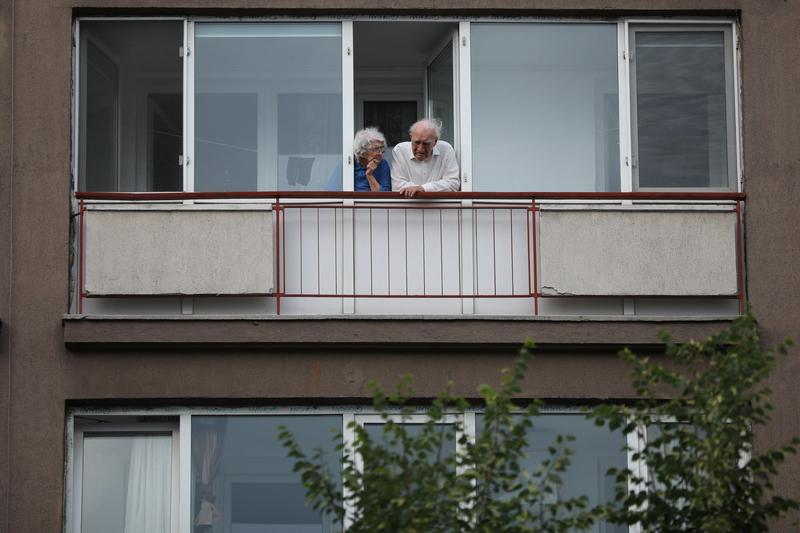 Bătrâni care stau la balcon, Foto: Inquam Photos / Alexandru Busca