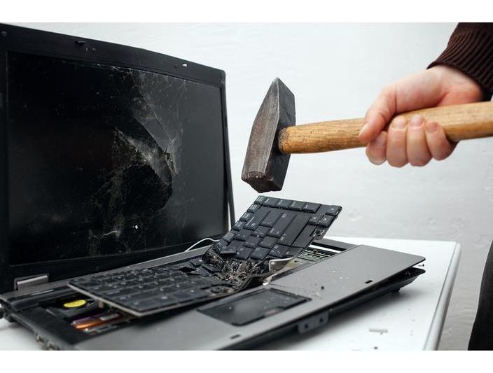 laptop-spart-ciocan, Foto: Dreamstime