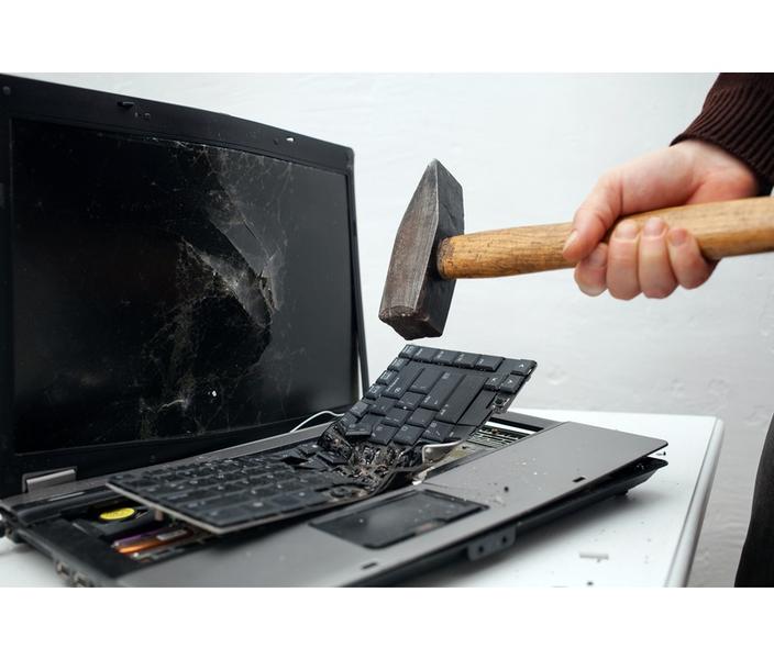 laptop-spart-ciocan, Foto: Dreamstime