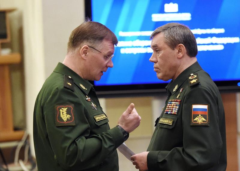 Igor Konasenkov, purtatorul de cuvant al armatei ruse (stanga), alaturi de Valerii Gherasimov, seful Statului Major Rus, Foto: Dmitry Dukhanin / Kommersant / Profimedia Images